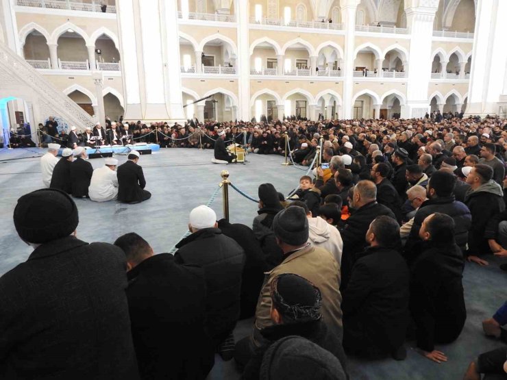 Ramazan’ın müjdecisi Berat Kandili Gaziantep’te dualarla idrak edildi