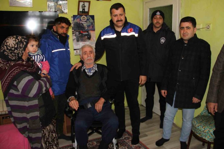 Sivas’ta felçli vatandaşa akülü araba, engelli çocuğa ise puset hediye edildi