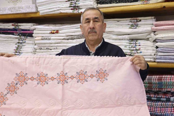 30 yıldır çeyizcilik yapan emekli imam: "İşimizi güzel yaptığımız sürece Allah bereketini veriyor"