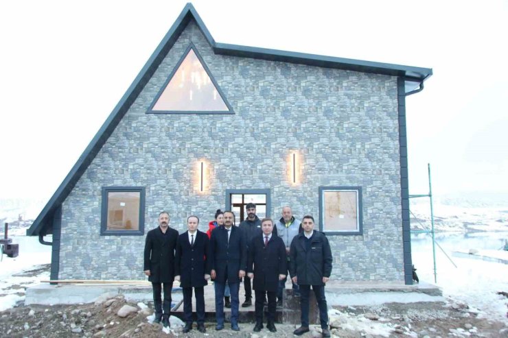 Vali Aydoğdu, İliç’te yaptırılan bungalov evlerde incelemelerde bulundu