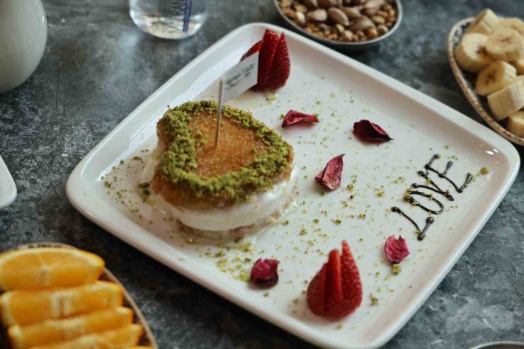Adanalı tatlıcıdan 14 Şubat’a özel ’kalp’ şeklinde künefe