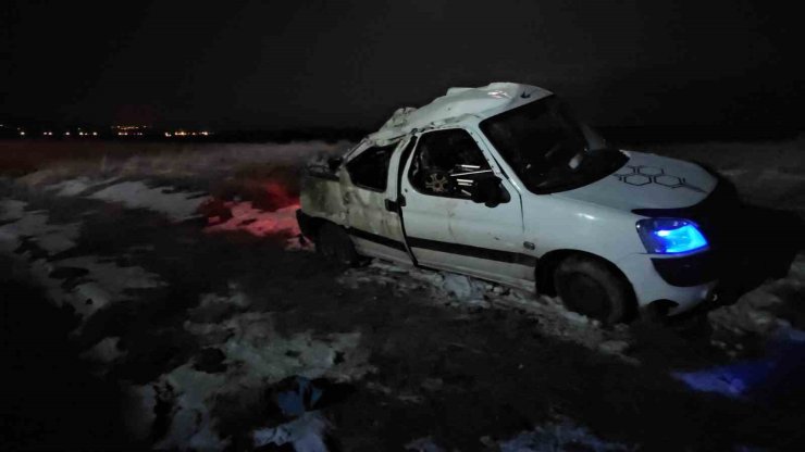 Domuz sürüsüne çarpmamak için manevra yapan kamyonet devrildi: 3 yaralı