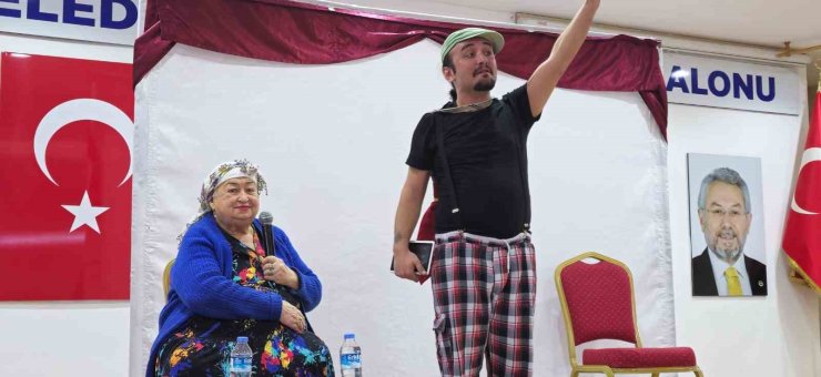 Beyağaç’ta çocuklar tiyatroyla eğlendi