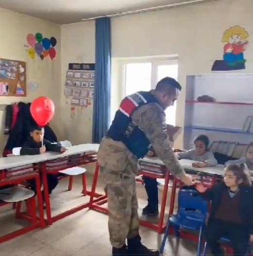 Jandarmadan köy okuluna ziyaret