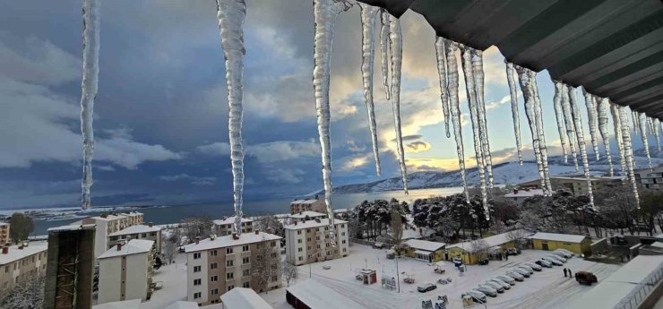 Tatvan’da kar yağışı: 40 köy yolu ulaşıma kapandı