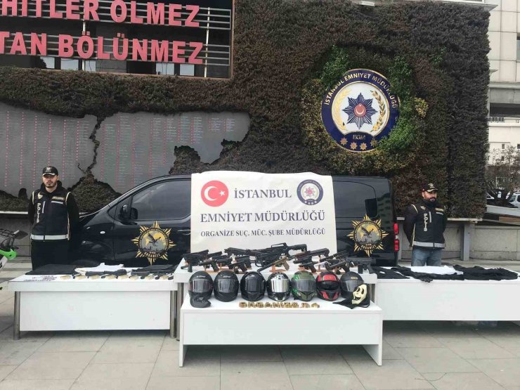 İstanbul’da çete operasyonlarında ele geçirilen silahlar ve motosikletler sergilendi