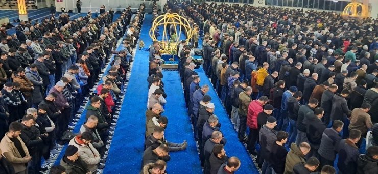 Erzincanlılar Berat Kandilinde camileri doldurdu