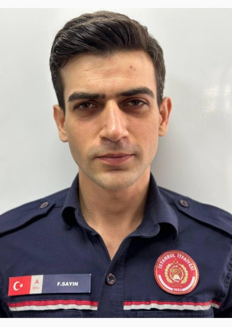 Esenler’de yangına müdahale ederken düşen itfaiye eri hayatını kaybetti