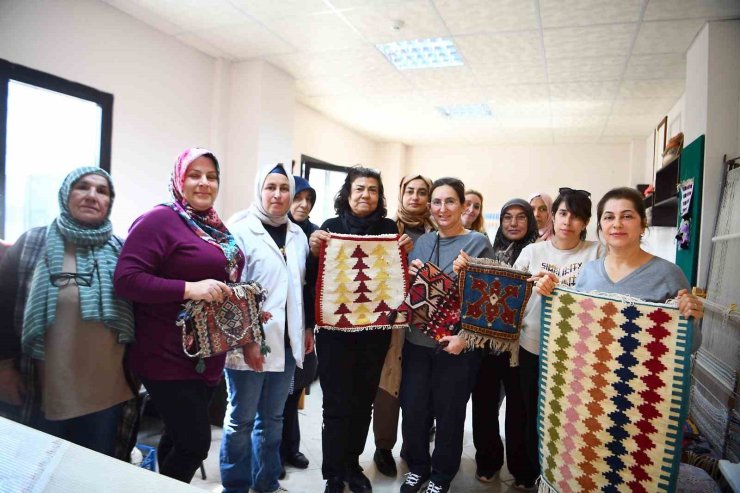 Çukurovalı kadınlara kilim dokuma kursu