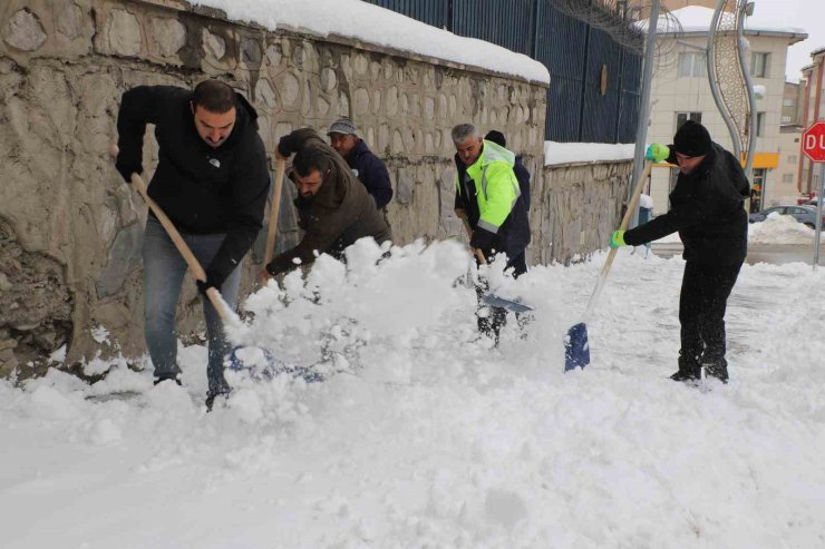 Hakkari çarşısında karla mücadele sürüyor