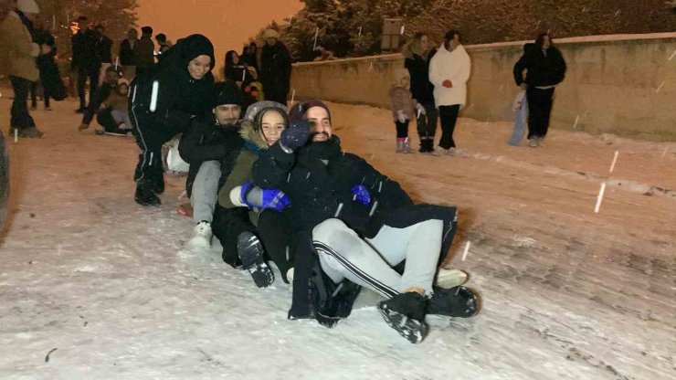 Karaman’da vatandaşların kar keyfi: Poşetlerle ve sinilerle kayarak eğlendiler