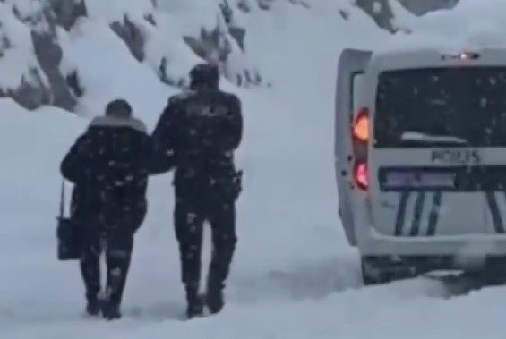 Karda mahsur kalanların yardımına polisler yetişti