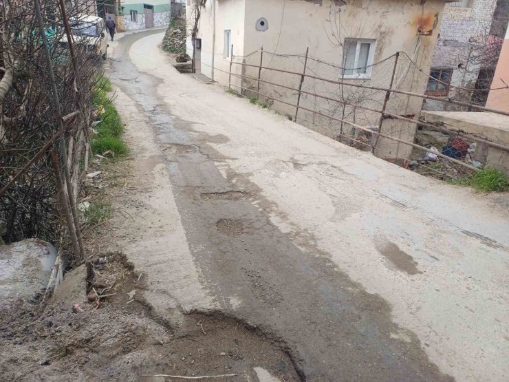 Köşk Başçayır Mahallesi’ndeki köprü tehlike saçıyor