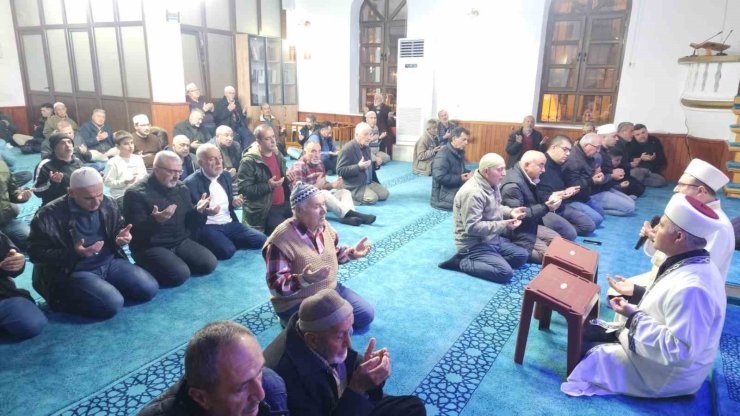 Köyceğizliler Berat Kandili’nde camilere akın etti