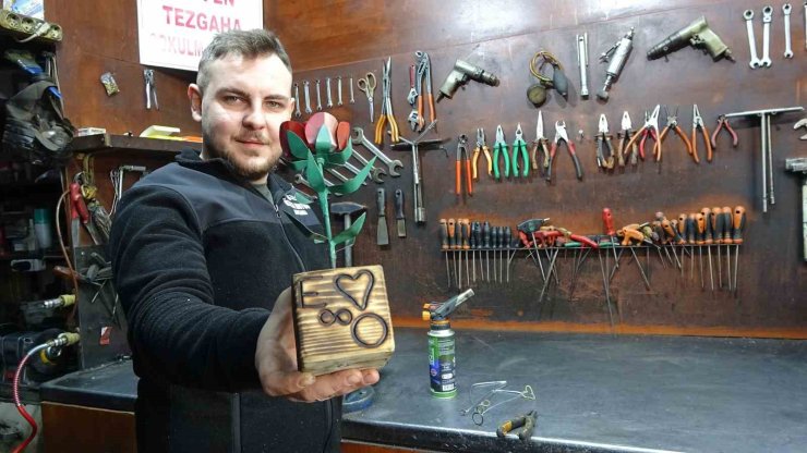 Sevgilisine solmayacak gül hazırladı