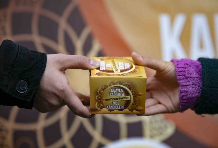 Mersin’de Berat Kandili’nde 15 bin kandil simidi dağıtıldı