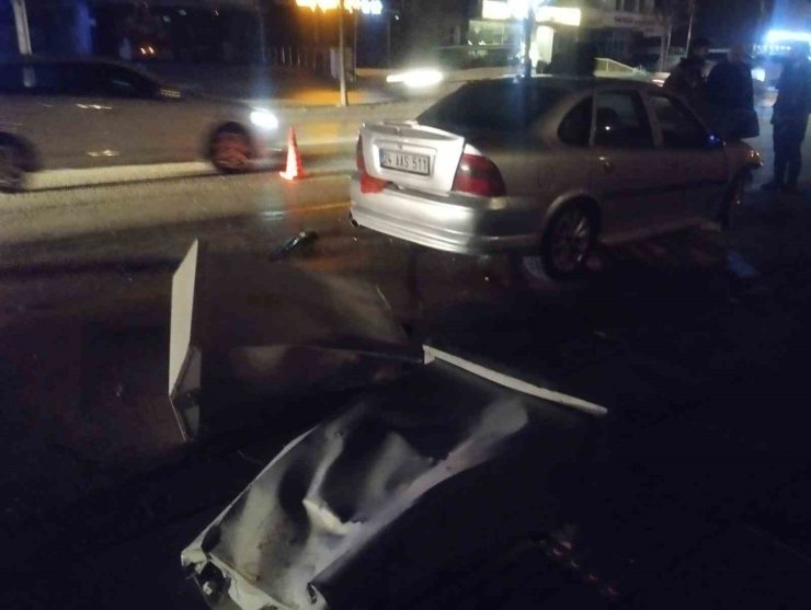 Ankara’da kontrolden çıkan otomobil kaldırımdaki elektrik panosuna çarptı: 2 yaralı