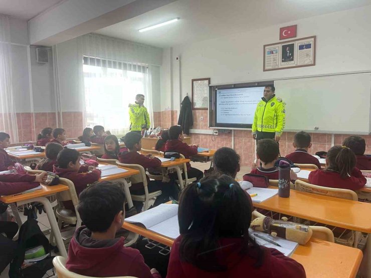Alaca’da polis ekipleri öğrencilere trafik bilincini aşılıyor
