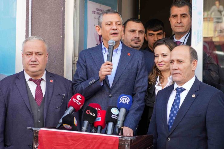 CHP Genel Başkanı Özel, Manisa’da ilçe belediyelerini ziyaret etti