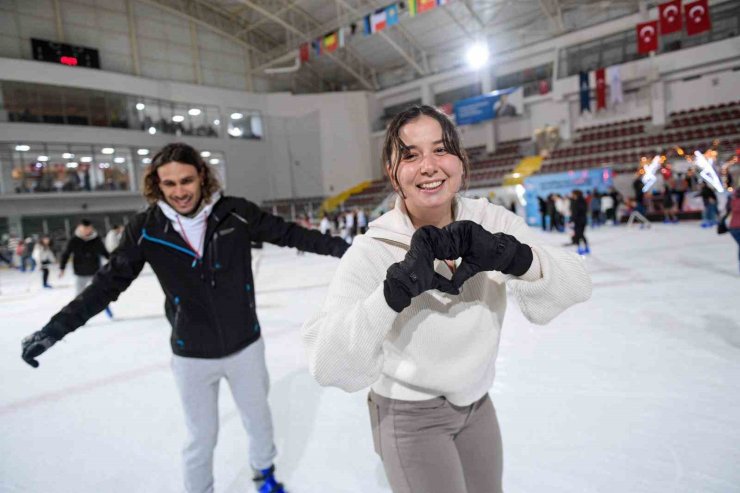 İzmirliler buz pistinde Sevgililer Gününü kutladı