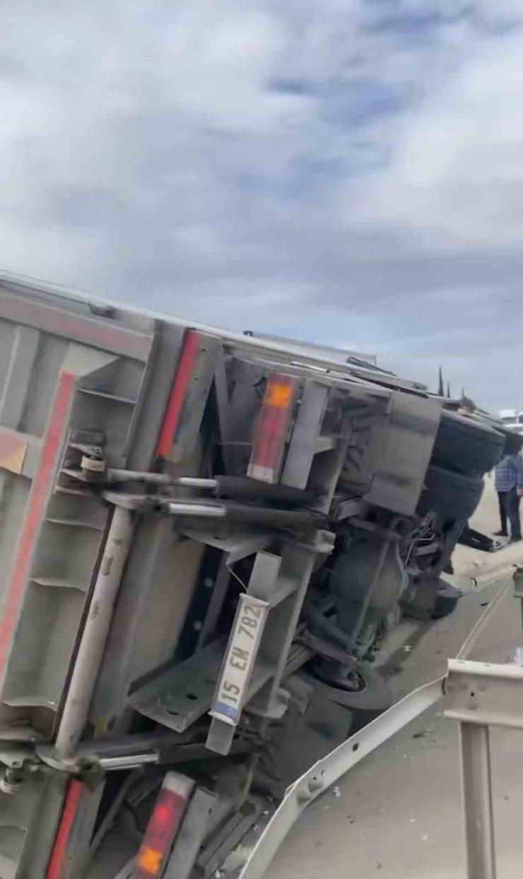 Kamyon devrildi, sürücü yaralandı