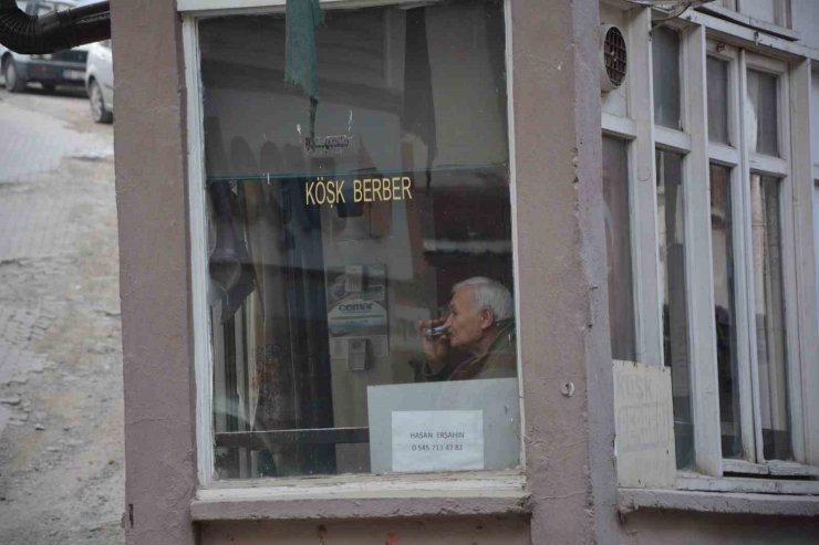 Manisa’da 12 yaşında başladığı berberliği 57 yıldır sürdürüyor