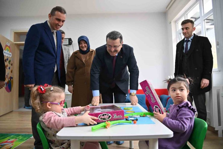 Özel çocuklarla keyifli anlar yaşadı