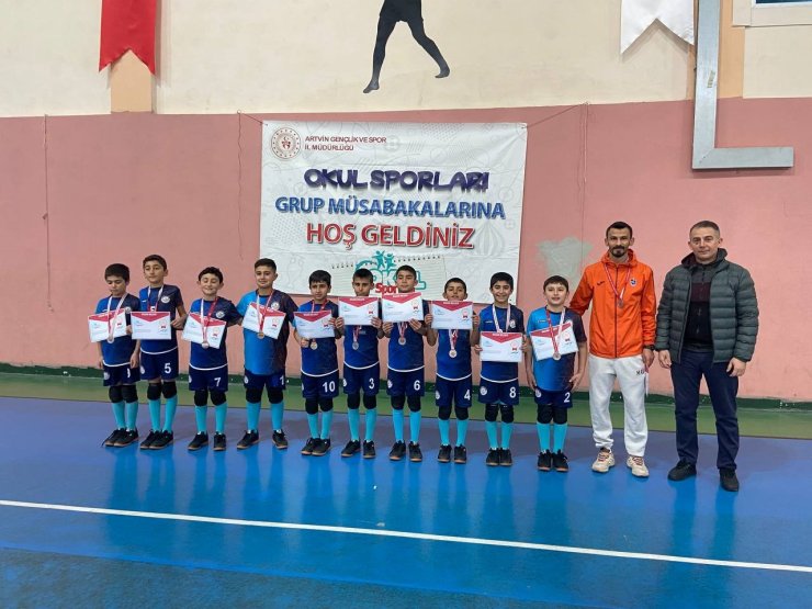 Hamur Adımova Ortaokulu voleybol takımı bölge şampiyonu oldu