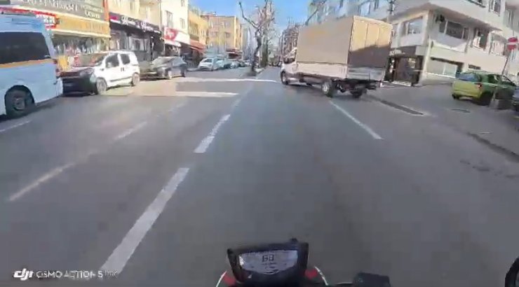 Yola çıkan kamyonete çarpmamak için manevra yaptı, ters yöne girip otobüse çarptı