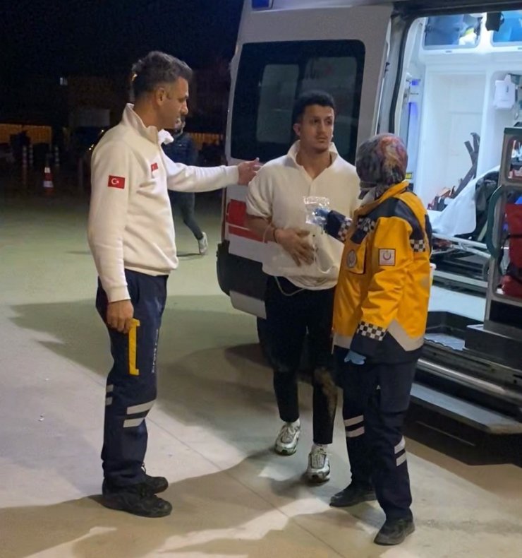 Kavgayı ayırmak isterken bıçaklandı