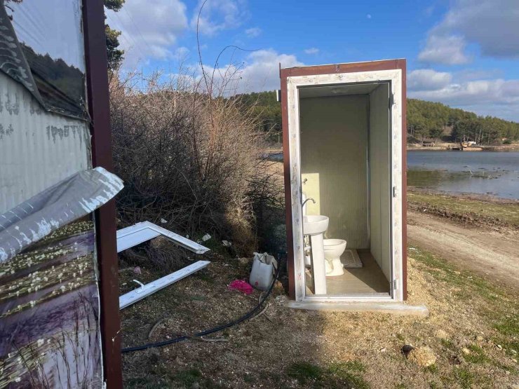 Yayla gölündeki mobil tuvaletlerin bakımsız hali tepki topladı