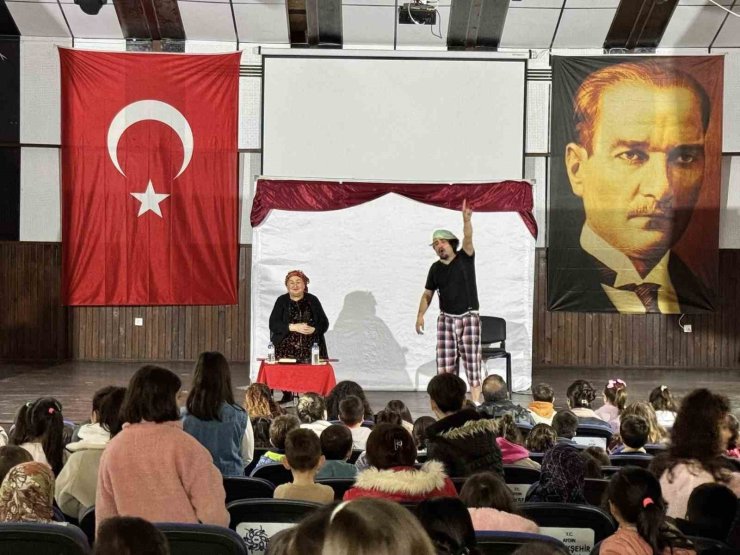 Karacasu’da çocuklar tiyatroyla eğlendi