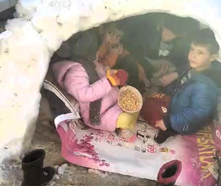 Doğanşehir’de çocukların kardan ev keyfi yürekleri ısıttı