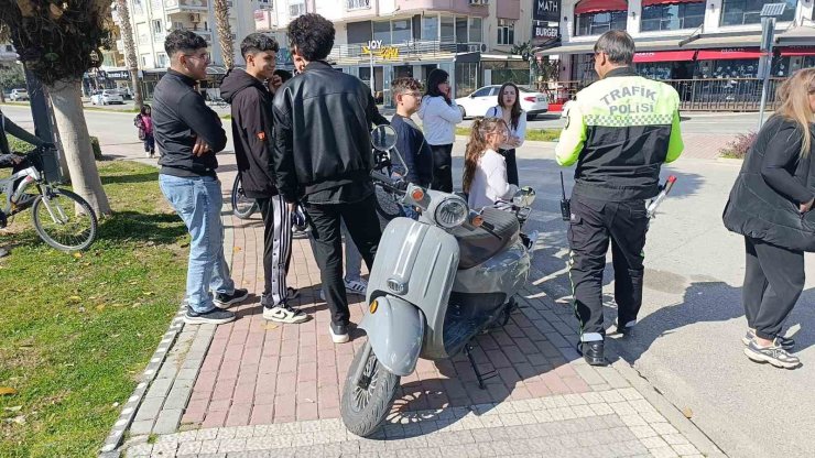 Otomobille çarpışan elektrikli bisikletin sürücüsü yaralandı