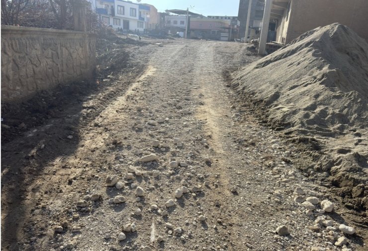 DEM Partili belediye, kullanılamaz hale getirdiği yolun çözümünü kaya parçaları dökmekle buldu