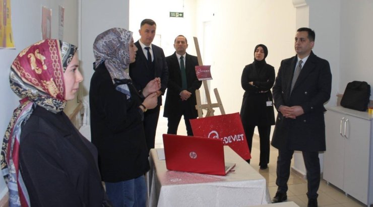 Demirözü’nde öğrenciler tarafından mobil uygulamaların tanıtımları yapıldı