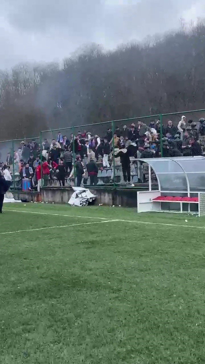 Taraftarlar kırdıkları koltukları sahaya fırlattı