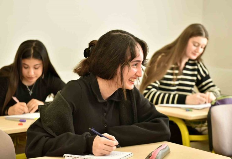 Kepez Belediyesi’nden başarılı öğrencilere VIP sınıf