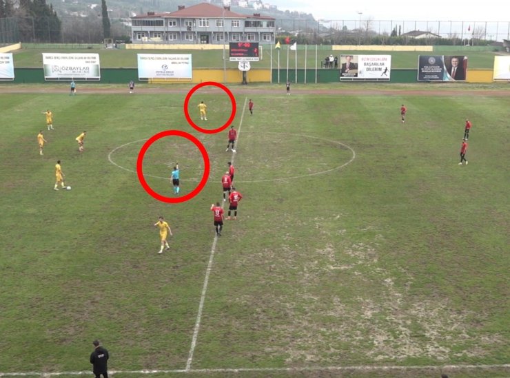 Aynı oyuncuya iki sarı kart veren hakem kırmızı kart göstermeyi unuttu!