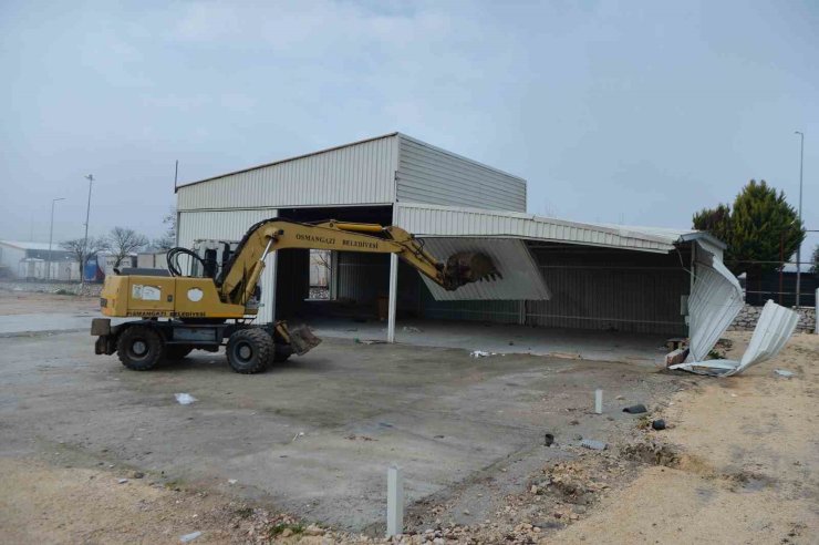 Tarım arazisi üzerindeki kaçak depo yıkıldı