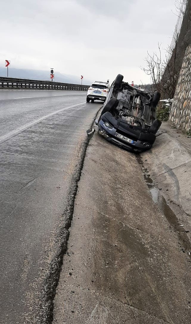 D-650’de otomobil ile çarpışan cip takla attı