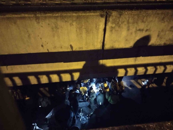 Ümraniye’de otomobil viyadükten aşağı uçtu