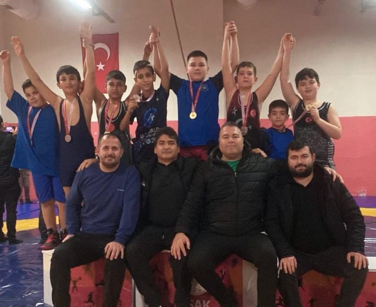 Yunusemre’nin minik güreşçileri Uşak’ta 8 madalya kazandı