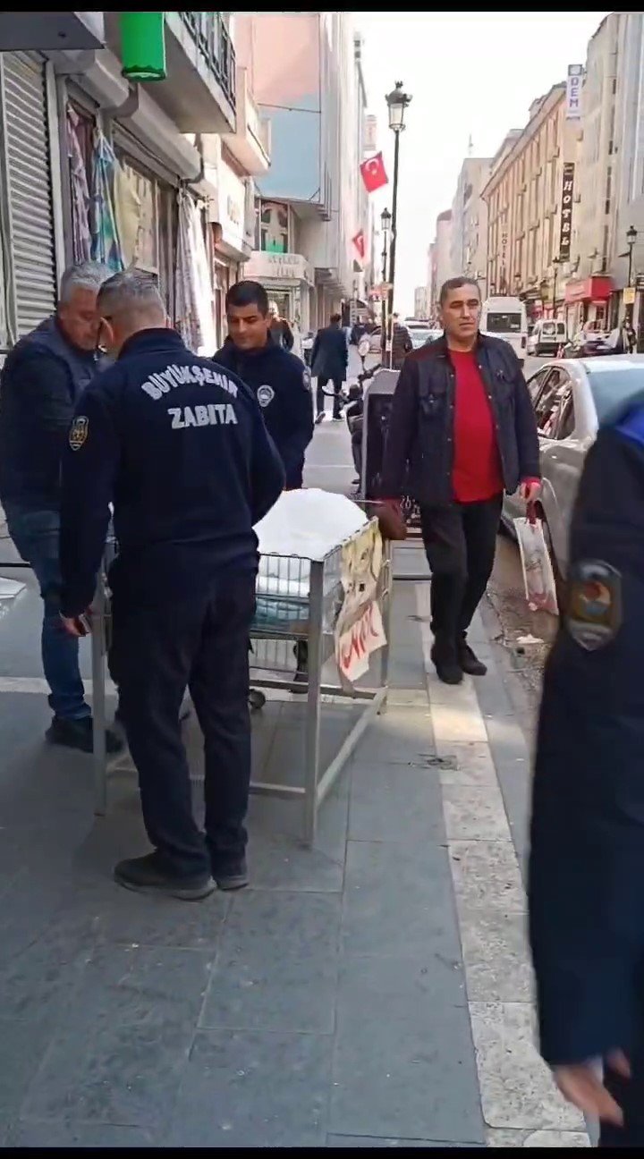 Adana’da zabıta ekiplerinden kaldırım işgali denetimi