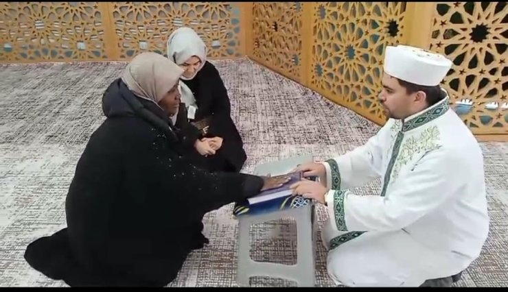 Kenyalı kadın Müslüman oldu