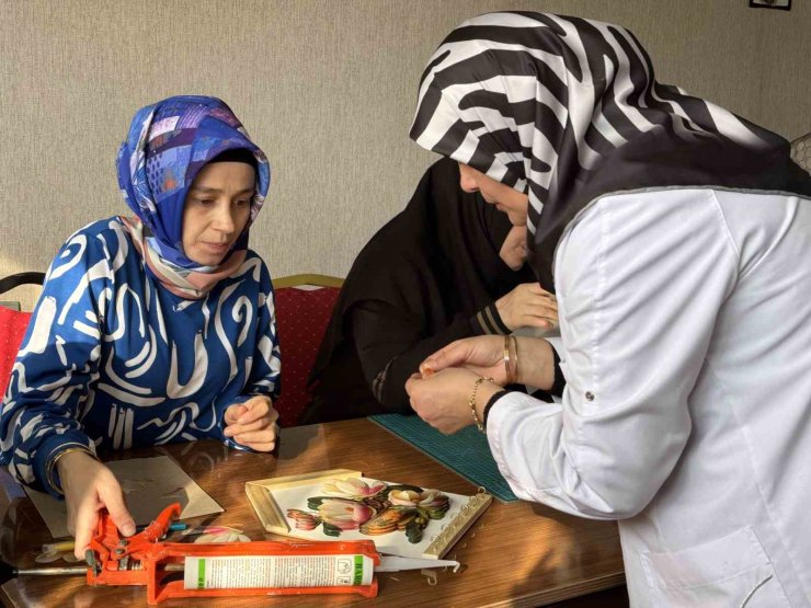 Ağrılı kadınlar kağıt rölyef sanatıyla hem sosyalleşiyor hem kazanıyor