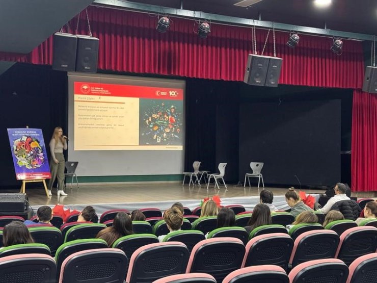 Kuşadası’nda öğrenciler ’deniz çöpleri’ konusunda bilgilendirildi
