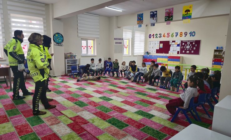 Ahlat’ta miniklere trafik güvenliği eğitimi