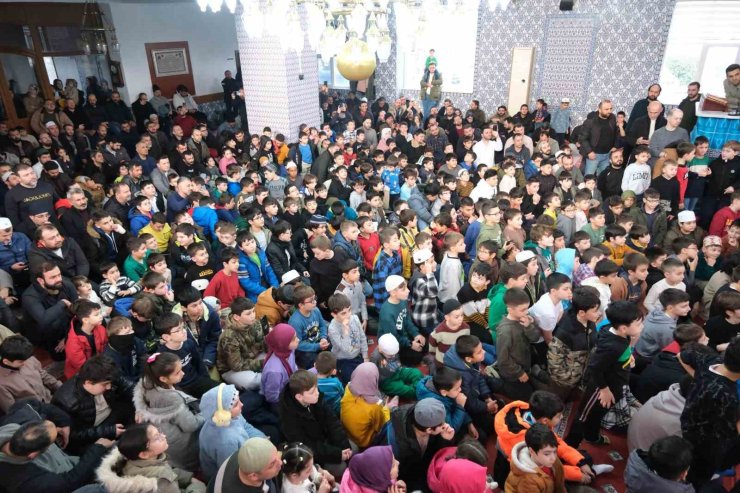 Çocuklar babalarıyla birlikte camide