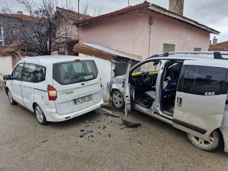 İki hafif ticari araç çarpıştı, sürücüler burnu bile kanamadan kurtuldu